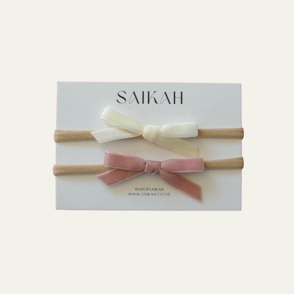 
                  
                    2x Velvet headbands in white and pink on white card
                  
                